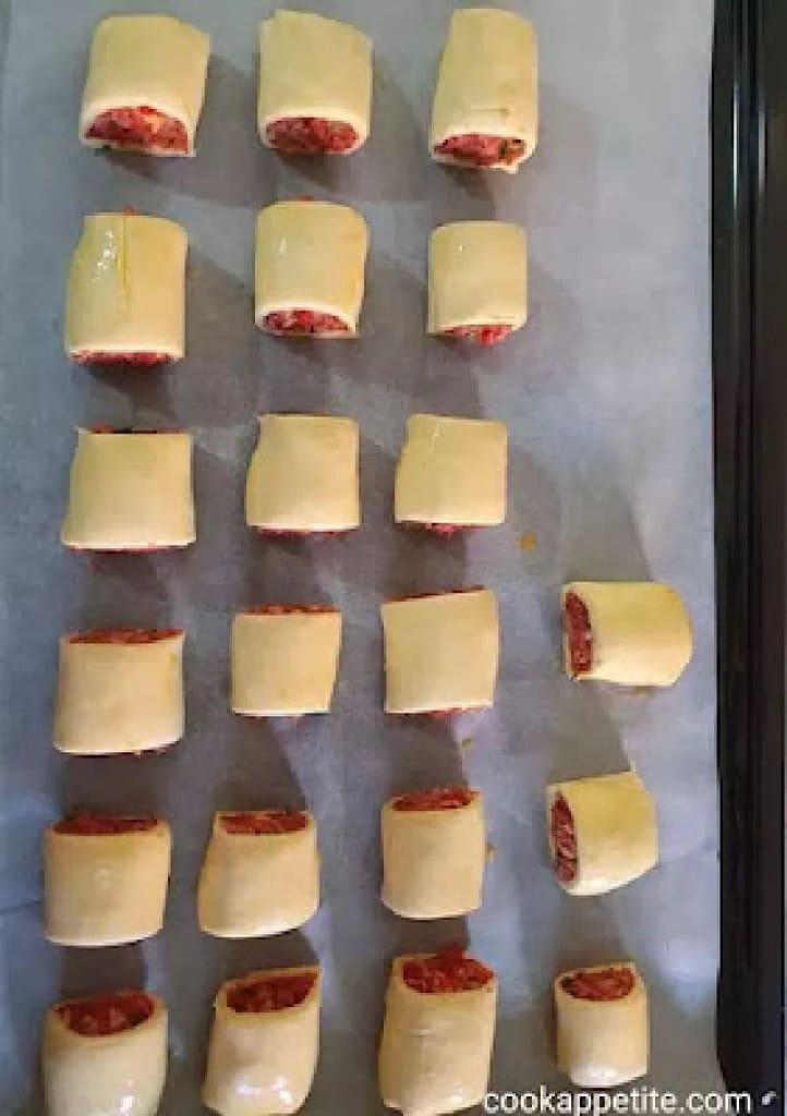 This is the perfect sausage and bacon rolls recipe, made with bacon, ground beef, cheddar cheese, peppers, breadcrumbs, etc.