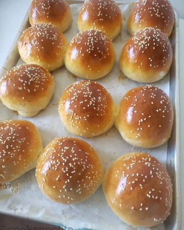 There is nothing better than the scent of freshly baked bread, a heavenly scent. These brioche rolls are delicious with any topping. They can be enjoyed with some jam or butter, you can also top them with different toppings to have a melt-in-your-mouth bun hamburger.